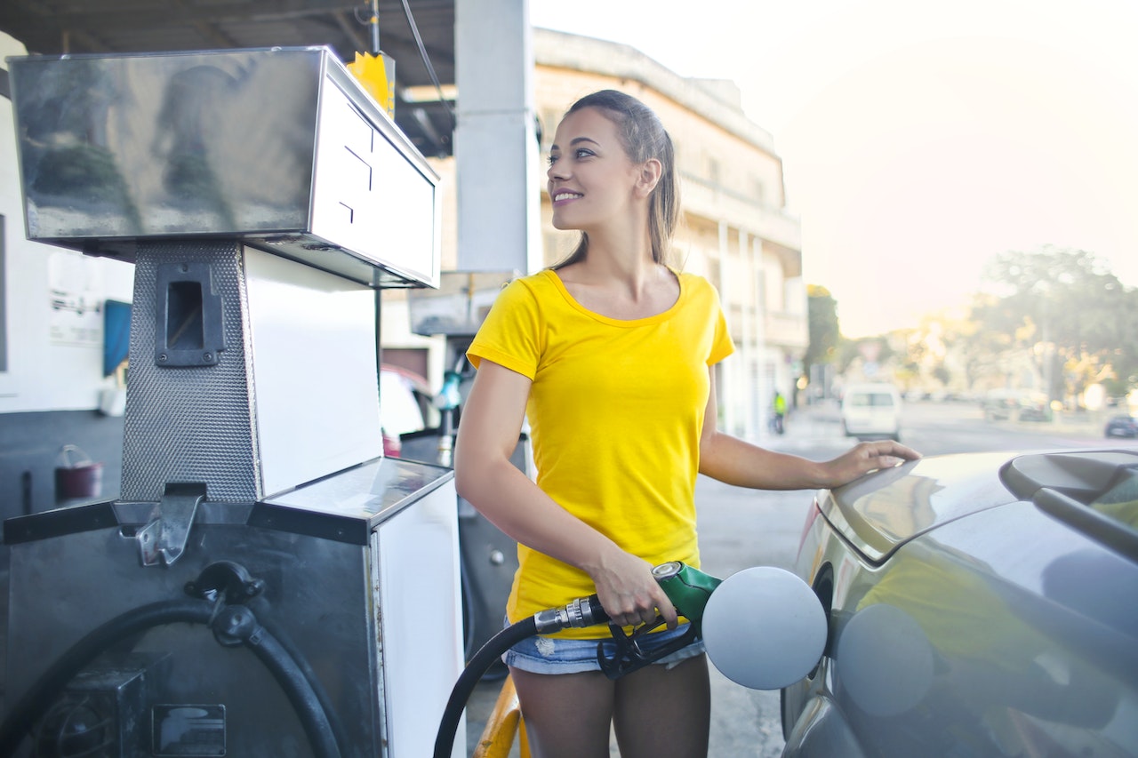putting fuel in car